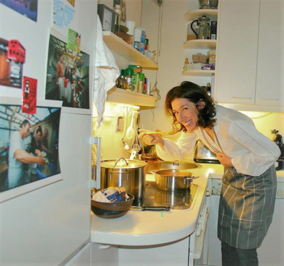 Adele Neuhauser privat in ihrer Küche | Bild c Vukits
